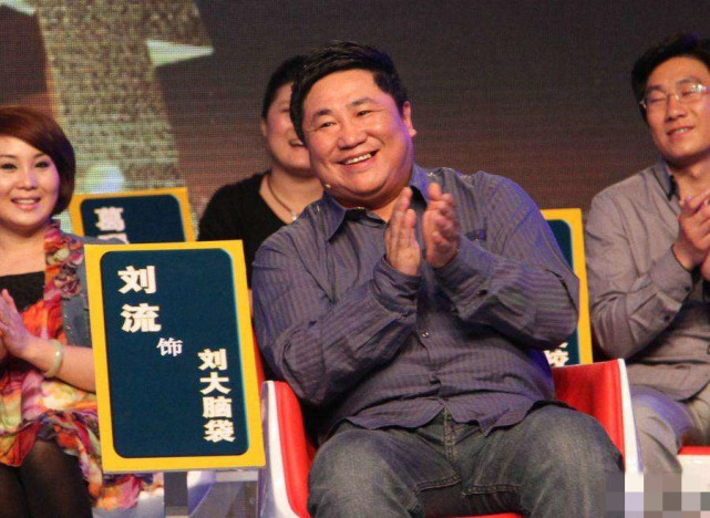 以为剧中演员都是赵本山的徒弟,但有一位和赵本山还是同辈,他就是刘流