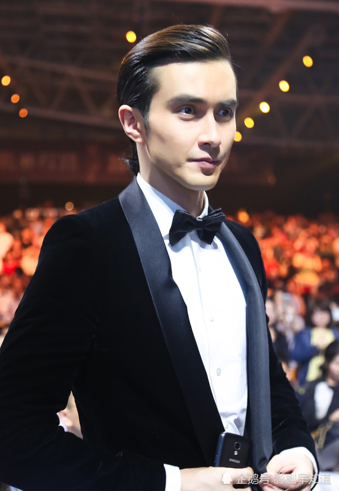 土生土长的高伟光却长着一张西方人的面孔,191cm的挺拔身材,在演艺圈