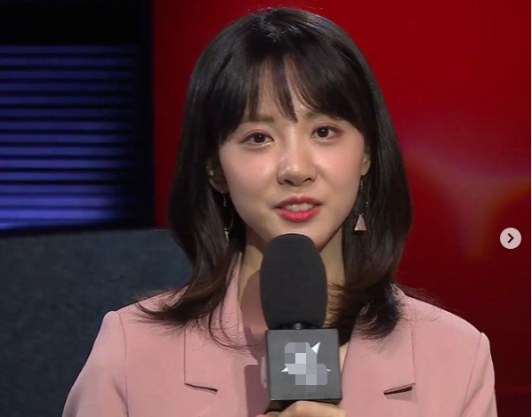 昨日,韩国著名主持人金玟我在主持lck比赛时,被发现有发烧症状,被紧急