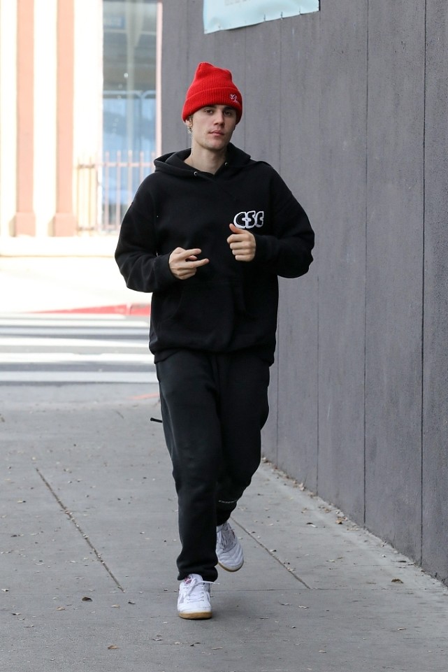 比伯打造潮流造型,黑色运动单品 小红帽,造型很吸眼球