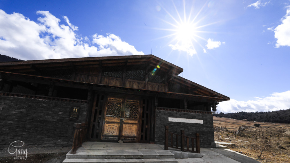 自驾林芝来到鲁朗镇扎西岗民俗村眼前就是东方瑞士