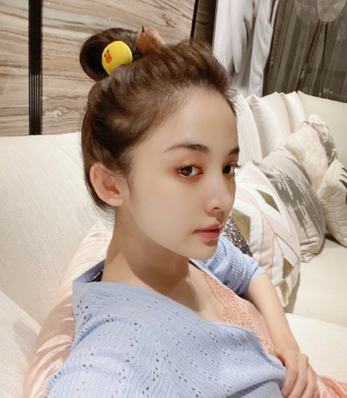 古力娜扎穿真丝吊带自拍戴蕾丝耳朵发箍秀性感锁骨风情万种