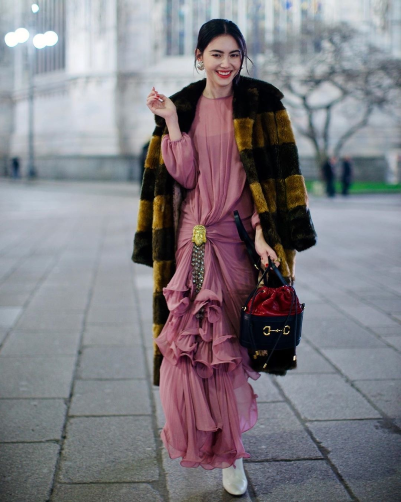 不愧是泰国第一神颜mai亮相米兰时装周红蕾丝上衣性感美艳