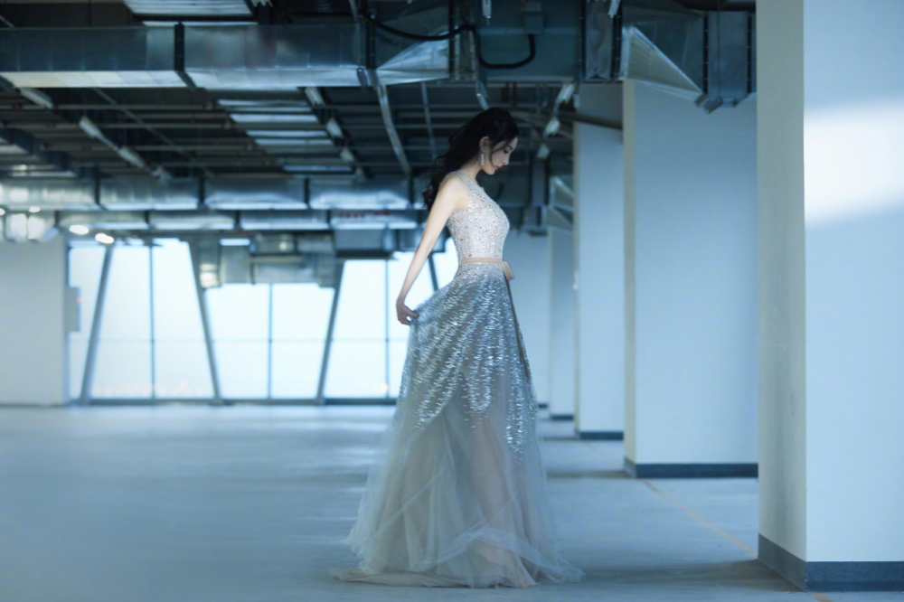 杨幂身穿"透视装"性感迷人,身材若隐若现,令人难以把持