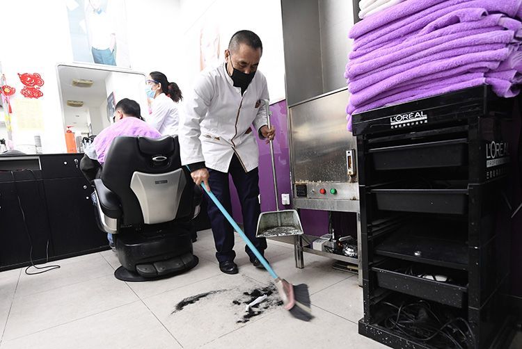 四联美发东四店,清理完的头发装袋并消毒.
