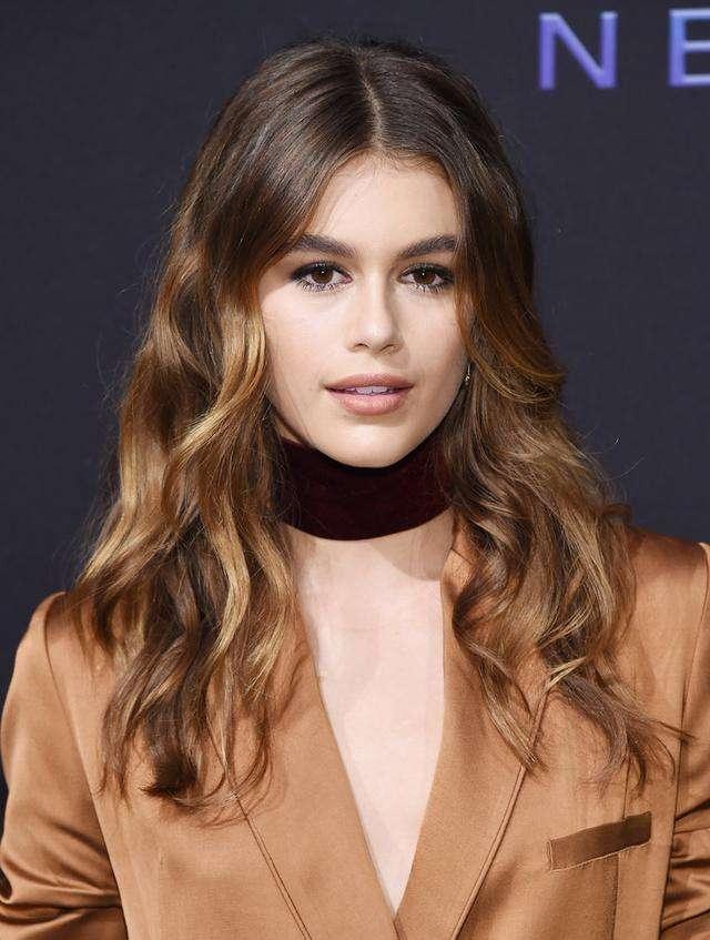 19岁凯雅会玩皮衣配花衫太时髦大长腿惊艳