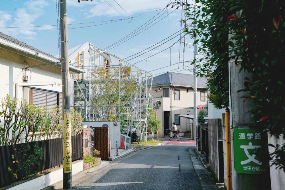 她在富人区买地 却把家造得像烂尾楼 人不能住得太舒服 腾讯新闻