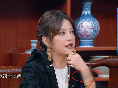 节目组忘记给赵薇打码看清她手腕上的纹身后网友纷纷截图保存