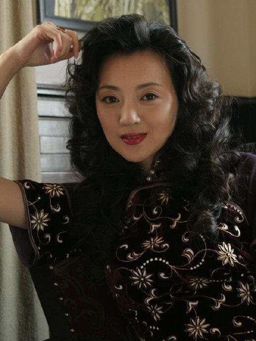 她被誉为春晚小品皇后穿旗袍优雅妩媚46岁依旧风韵犹存