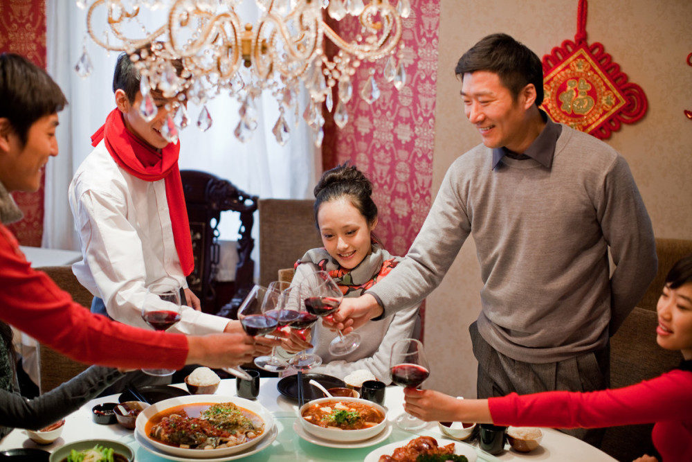 不可不知的饭桌礼仪记住这些下次请客时不再傻傻闹笑话