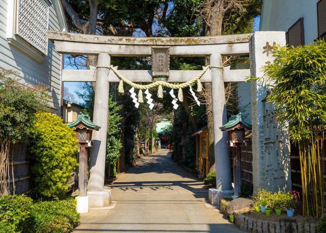 上神明天祖神社裡有供奉著稻荷神,白蛇和弁財天等神明的神社,這裡萬物