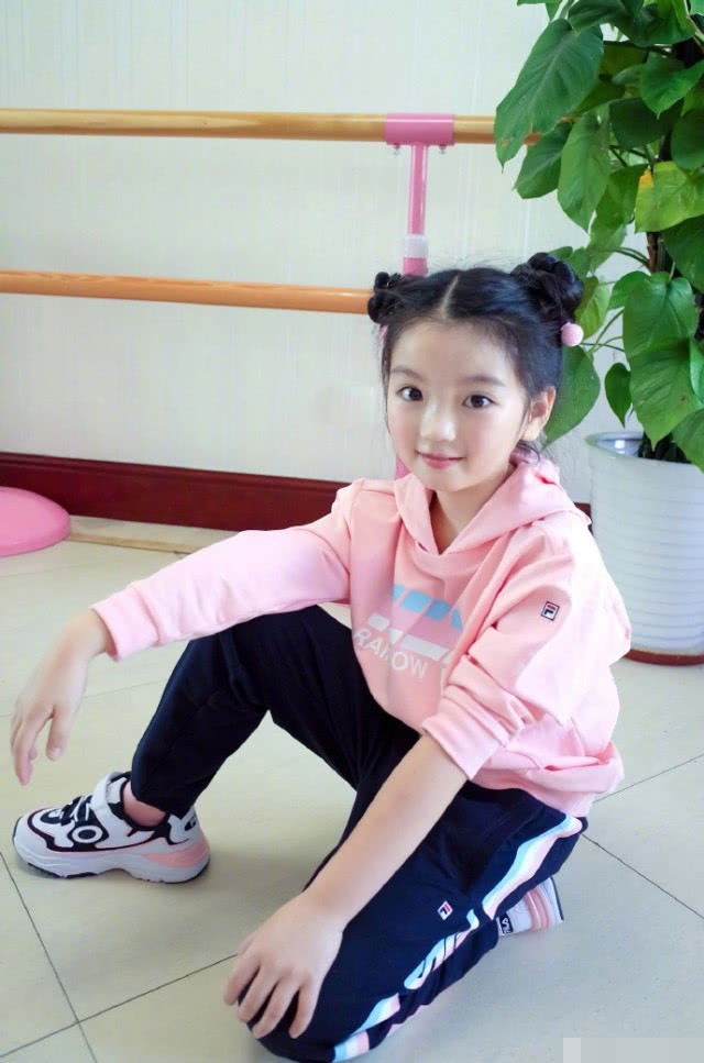 7岁阿拉蕾颜值逆袭,穿一袭红裙轻托下巴大凹造型,超有女神范儿