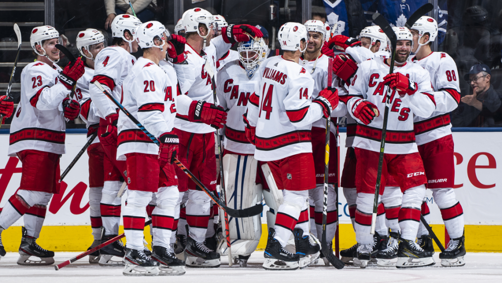 枫叶主场对阵飓风,开场6分10秒后飓风队本场先发门将詹姆斯-莱默就因