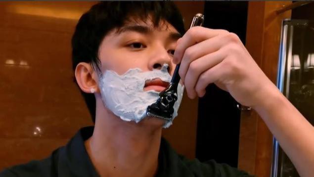 吴磊在家大秀好厨艺胡子拉碴荷尔蒙爆棚女友视觉下刮胡子帅炸