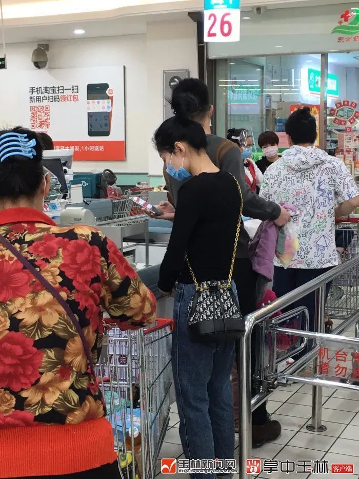 扎堆购物,排队没保持距离,围坐聊天……玉城"复苏",但这些行为还不