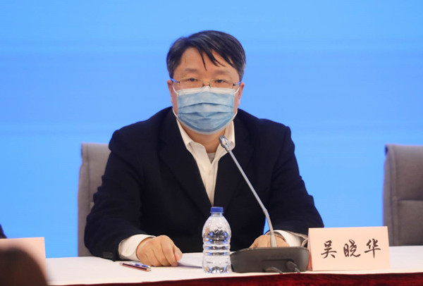 副主任吴晓华,市政府新闻办新闻发布处处长尹欣介绍上海新型冠状病毒