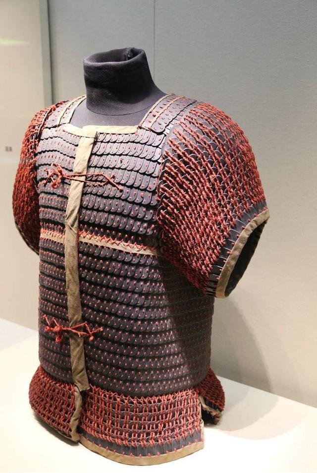 根据出土汉代铁甲残片复原的汉代铁铠甲从西周,春秋,战国一直到秦