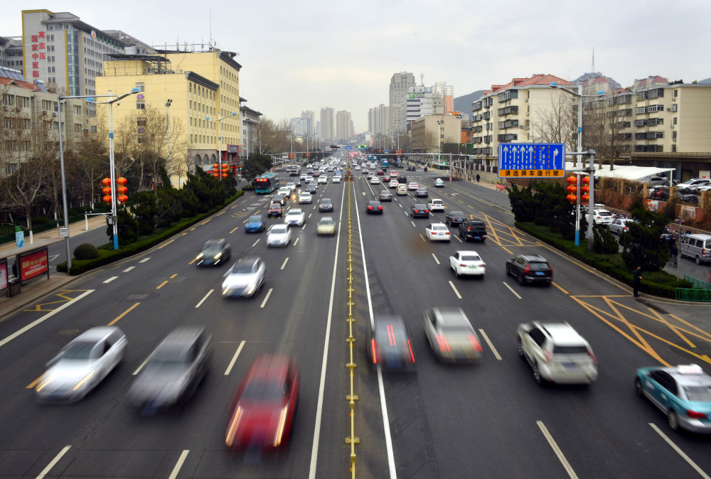 车辆行驶在济南经十路上.车辆在济南顺河高架路上行驶(无人机照片).