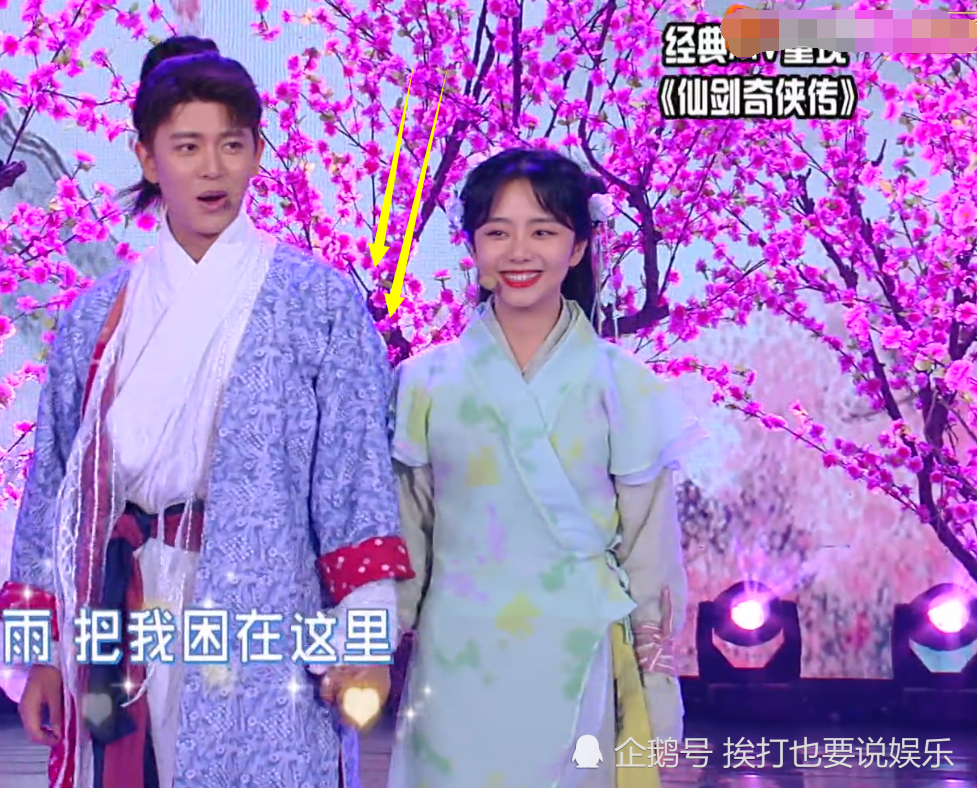 任嘉伦唱歌时想互动撞了下谭松韵肩膀谁注意松韵反应笑出声