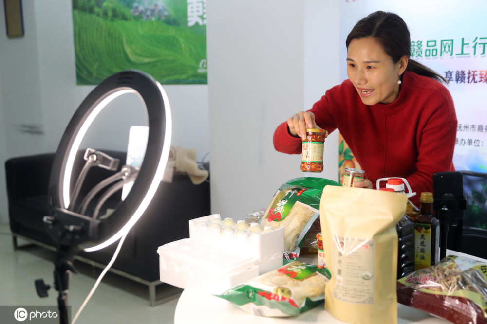 电商创业园,该区荆公农业种植合作社的社员池莉芳在网络直播销售滞销