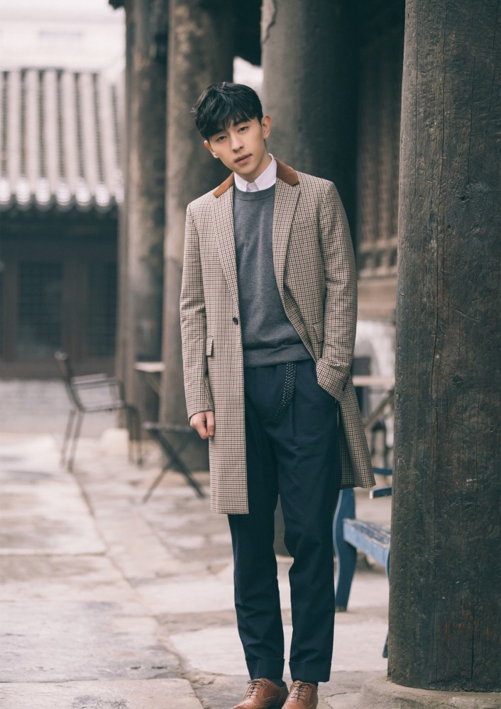 邓伦雪天现身故宫穿格纹大衣配流苏围巾是雪季限定男友了