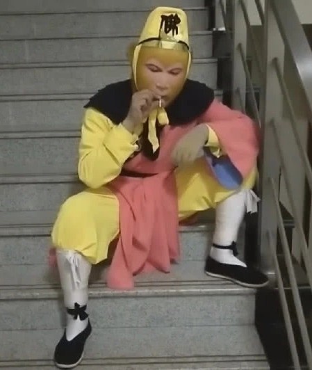 演员片场休息时间都在干嘛?唐僧大佬式抽烟,杨紫这张我能笑半年
