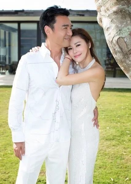 55岁范姜穿露背礼服3d真立体,不输章小蕙