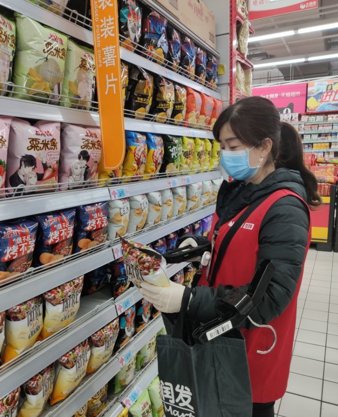 大润发电商部拣货员正在拣货"大家都宅在家里,超市工作人员却要为