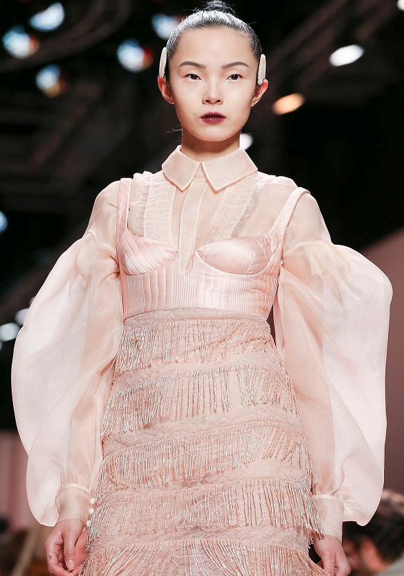 雎晓雯米兰时装周连走三场秀,呈现酷感十足的t台走秀功力!