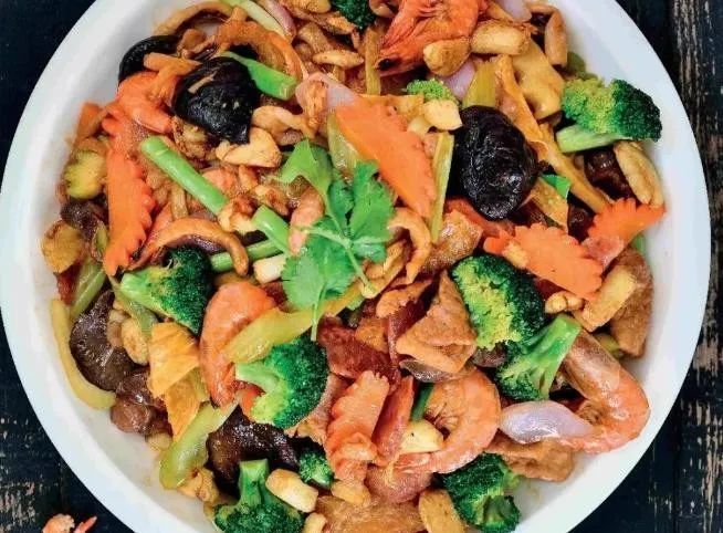 文昌鸡,全家福,红烧猪腿……等都是喜庆节日不可缺少的名菜,也是文昌