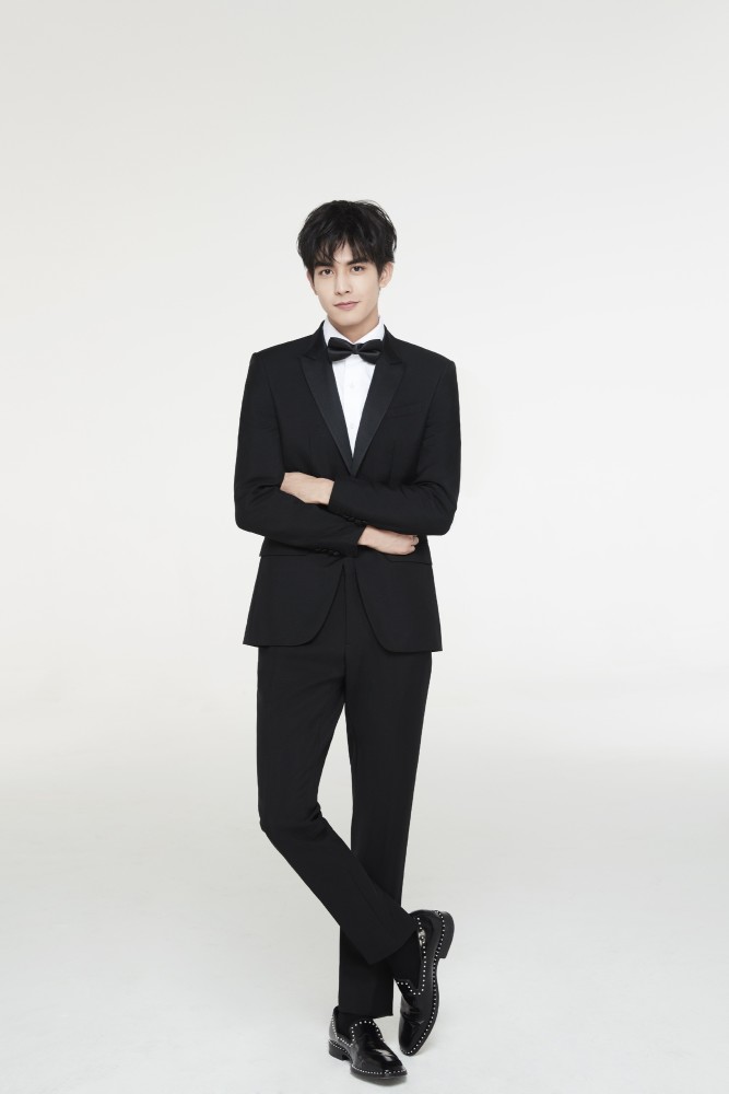 图/宋威龙官方粉丝后援团截图西装会使男人褪去几分稚嫩,展现几分硬朗