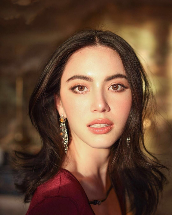 看泰国女星mai"心机"穿搭!泰迪熊外套搭牛仔裤,显瘦又俏皮