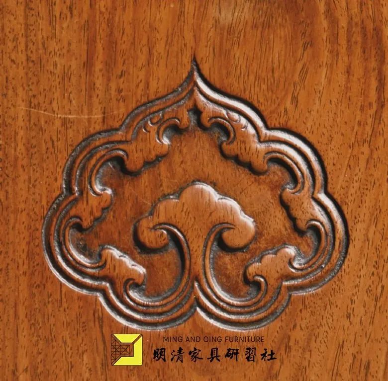 椅子靠背板上的各式螭龙纹螭龙在家具装饰中的特点是,龙尾及四足均