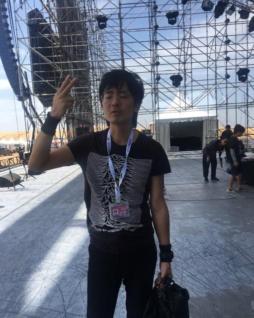 王菲更是在新裤子现场蹦迪,无疑成为乐队界的顶流,有点"大舌头"的主唱