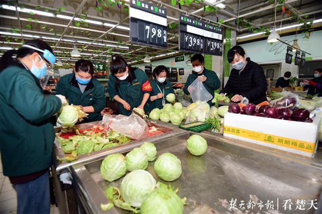 为了武汉市民守在家，售货员也当配货员，10元蔬菜套装已开始装袋(图1)