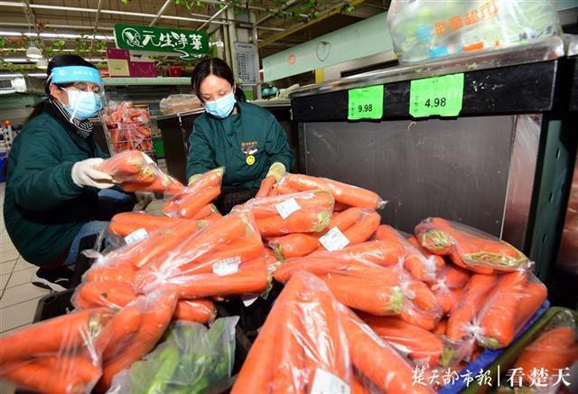 为了武汉市民守在家，售货员也当配货员，10元蔬菜套装已开始装袋(图2)