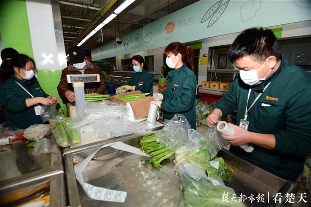 为了武汉市民守在家，售货员也当配货员，10元蔬菜套装已开始装袋(图3)