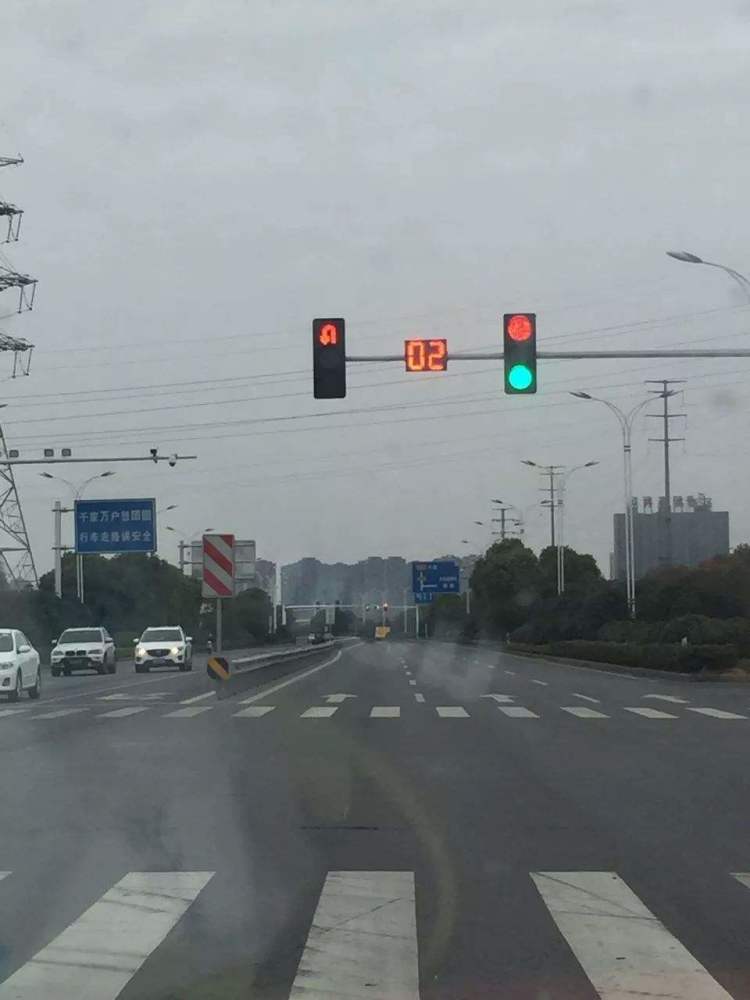 新版红绿灯惹争议一周被扣了12分车主没办法开车了