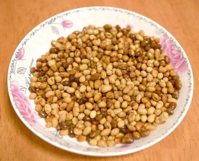 "说完再穿衣下床,否则就不给吃料豆,至于这样说的意思没问过,只要能吃