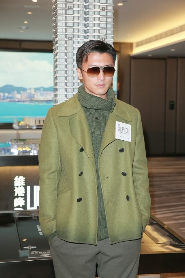 谢霆锋外穿绿色呢大衣,搭一条小脚裤,手插口袋凹造型很有范!