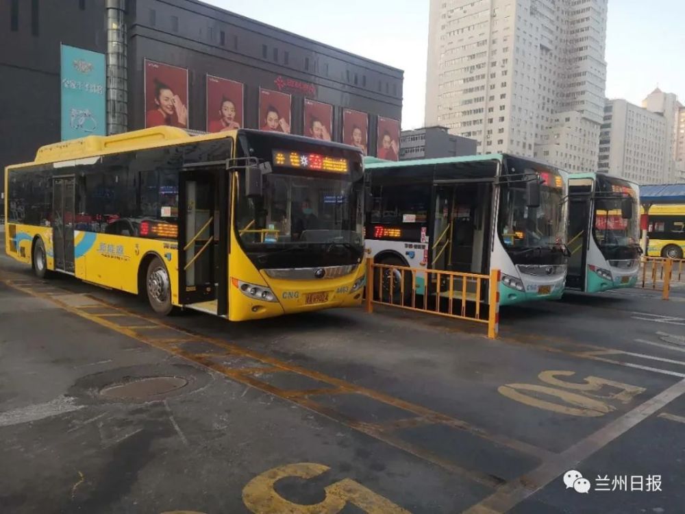 记者来到西关十字公交枢纽站,看到场站内公交车整齐停靠等待发车,排队