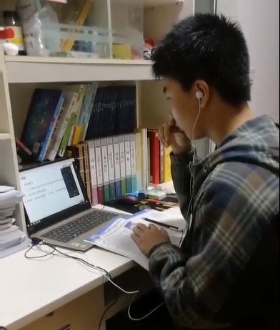 "上网课让我们足不出户就可以学习到知识,很新颖,我们学生也很喜欢.