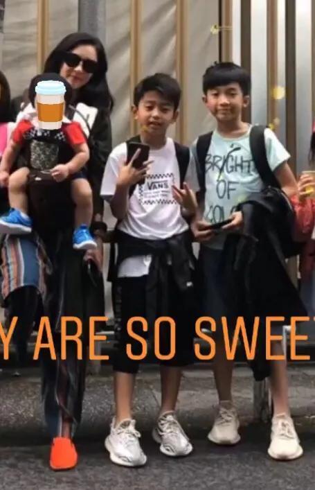 身高已经快要赶上哥哥,而且看起来要比哥哥lucas更活泼些,拍照的时候