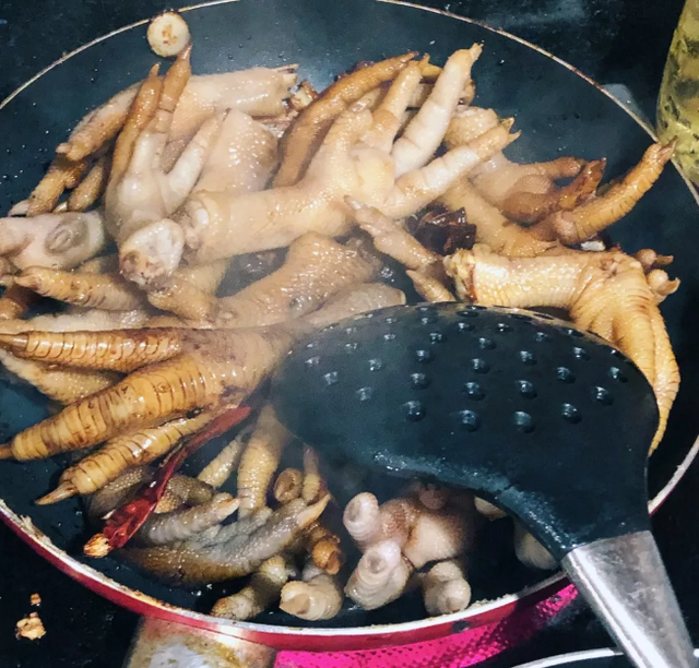 滿嘴的膠原蛋白,簡直比外面賣的還好吃;2,滷過菜餚的滷汁,應注意保存