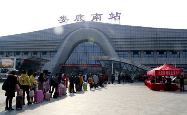 湖南赴粤农民工专列娄底出发456人返岗