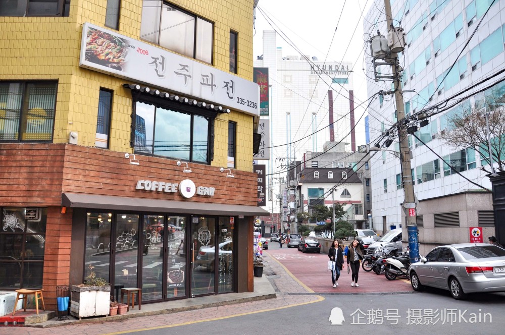 实拍韩国首尔街头满是密集凌乱的招牌游客感慨不整齐美观