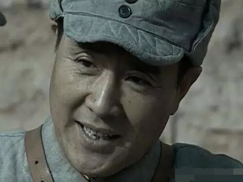亮剑中丁伟出身四方面军为什么会叫副总指挥老首长
