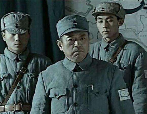 《亮剑》中,丁伟出身四方面军,为什么会叫副总指挥"老首长"?