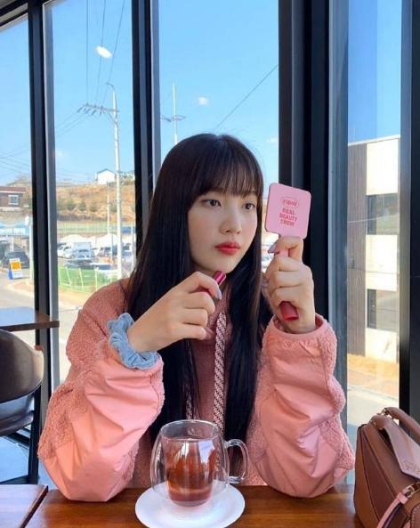 24岁朴秀荣太可爱了黑长直齐刘海配粉色外套少女的感觉有没有