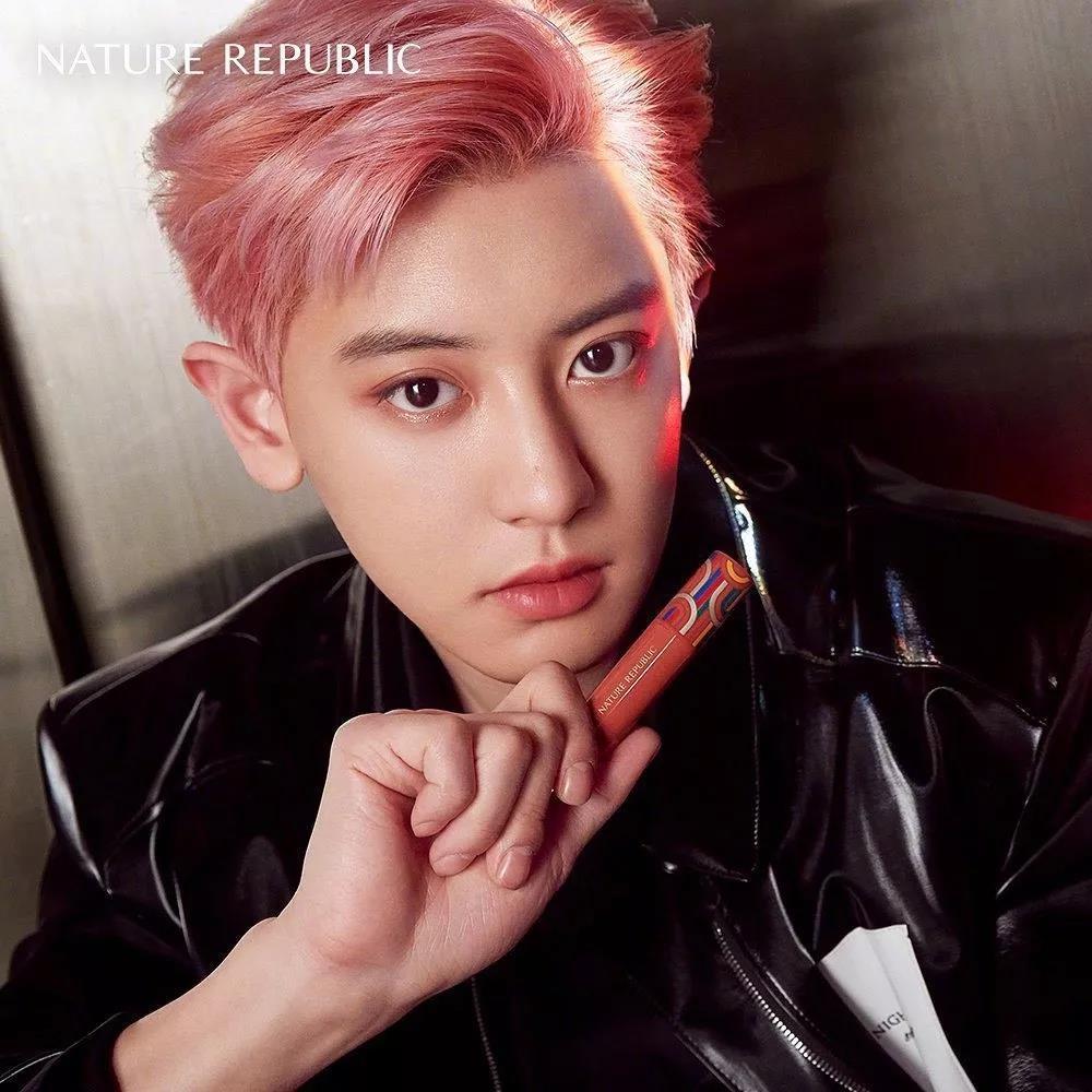 身长优越的朴灿烈,妥妥的10头身,完美的黄金比例,单单是